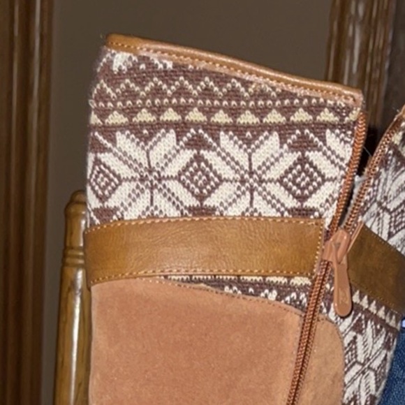 Size 7 a beautiful tall boot calf is a little brown to the top is sweater - Picture 3 of 3